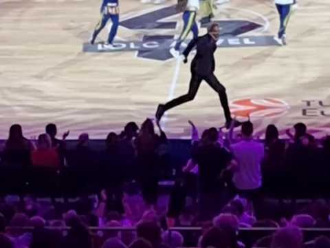 Dans les pas du speaker fou qui fait vibrer la LDLC Arena